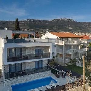 https://villa-nicolina.hotels-in-trogir.com