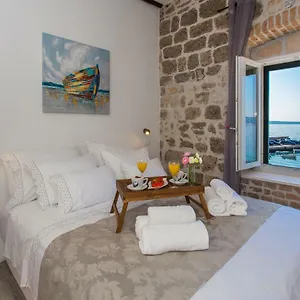 https://seafront-apartment-in-historical-cippico-castle.hotels-in-trogir.com