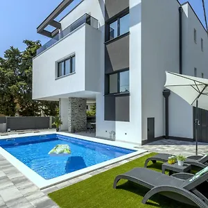https://exclusive-villa-ema.hotels-in-trogir.com